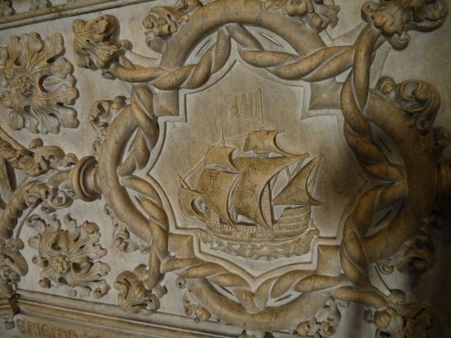 棺には船のモチーフが彫られていていかにも航海士らしい。<br />