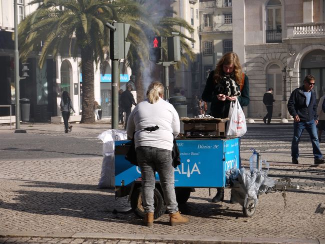 ヨーロッパの冬の風物詩、焼き栗屋さん発見！<br />地元の人が購入中。