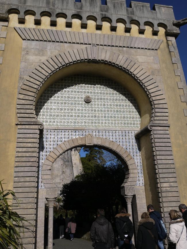 イスラムの影響か感じられる門。