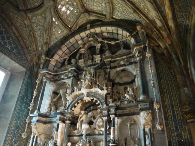 こちらは宮殿内にある「サン・ジェロニモの礼拝堂」<br />人がいっぱい。<br />祭壇キレイ。