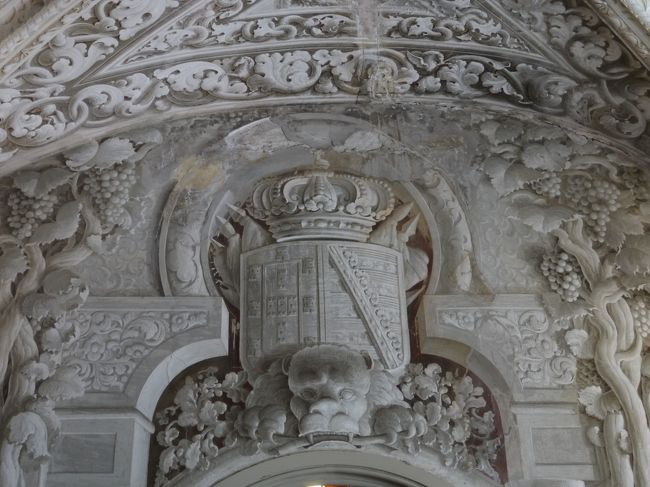 梁や天井を埋め尽くす奥行きのある装飾はよく見ると全て描かれた絵、陰影をつけて立体感を感じさせるだまし絵になっている。<br />巧みな筆遣いで立体感を出し、王は訪問者を楽しませた。<br /><br />この写真を友達に見せてみたけど…書いたものとは思えない…という感想。<br />ホントよく描けてますわ。