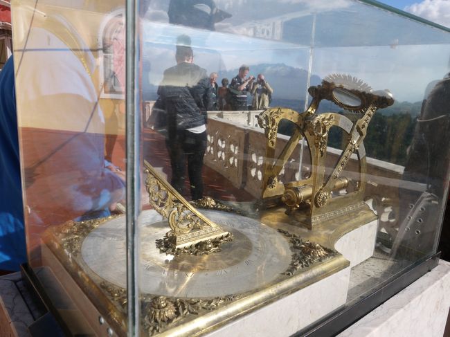 テラスには日時計が展示されていた。<br />素敵なデザイン。<br />こういうの好き。