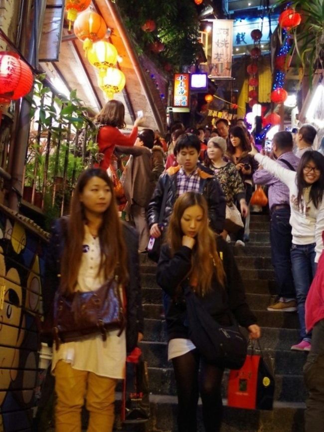 友達どこだー？？<br /><br /><br />こんな写真撮ってたら、あっという間。<br /><br />自由時間1時間ちょいでしたが<br />個人的には、十分でした。<br /><br />今度は、ゆっくり、お茶を飲みに来よう。<br /><br />九份は、お茶を買ったり飲んで楽しむところなんですよ。本当はね。＾＾