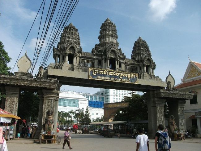 1日目(10/21)：朝、バンコクのカオサン通りからバンにてカンボジアの国境のアランヤプラテートへ。その近くでお昼、その間に業者が観光ビザの代行してくれた。ついでにゲストハウスを勧めてきたので、とりあえず一泊500Bのゲストハウスを予約した。陸路にてカンボジア国境越え。