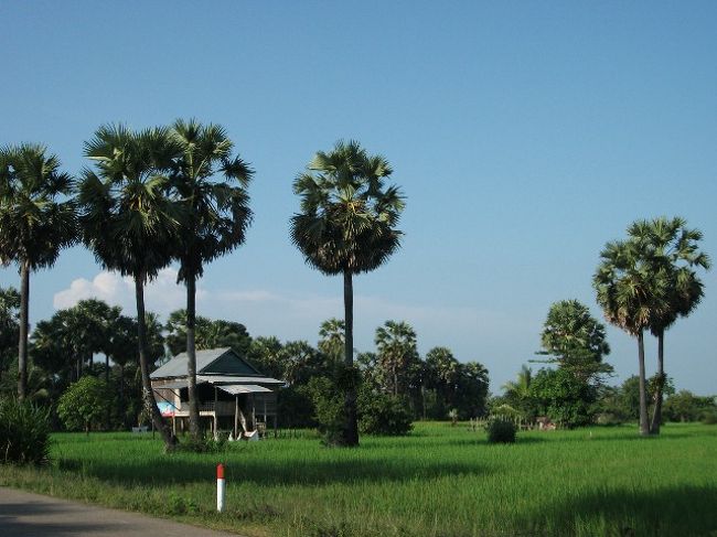 2日目(10/22)：チェックポイントで一日パス($20)を購入。<br />シェムリアップ → バンテアイ・スレイ間の風景<br />バイクタクシー$30 (この額はぼられていた。ボートツアーを申し込んだときに気が付いた。)