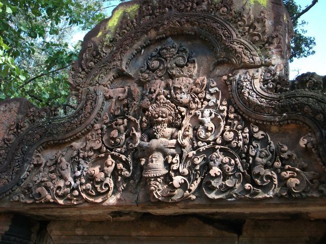 バンテアイ・スレイ：ナラシンハ(人獅子)が魔神を引き裂いている