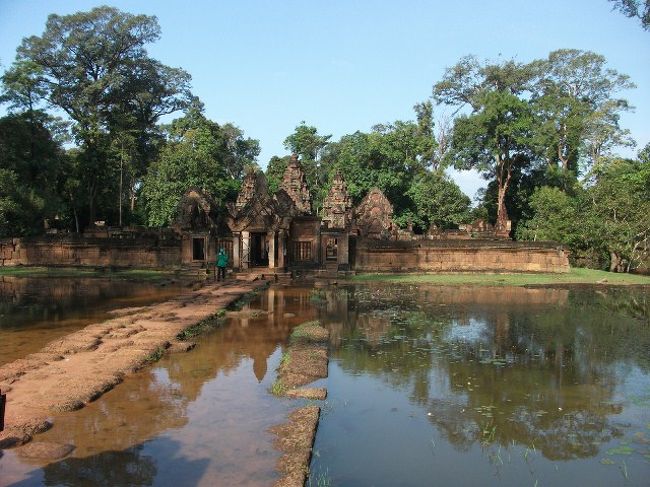 バンテアイ・スレイ：参道<br /><br />2011年10月はタイで大洪水となり、タイからの増水した水が流れてきているのと大雨で、シェムリアップも同様に所々洪水中。