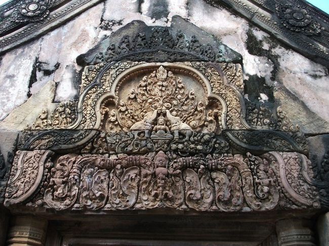 バンテアイ・スレイ：シヴァ神と矢を射るのは愛の神カーマ