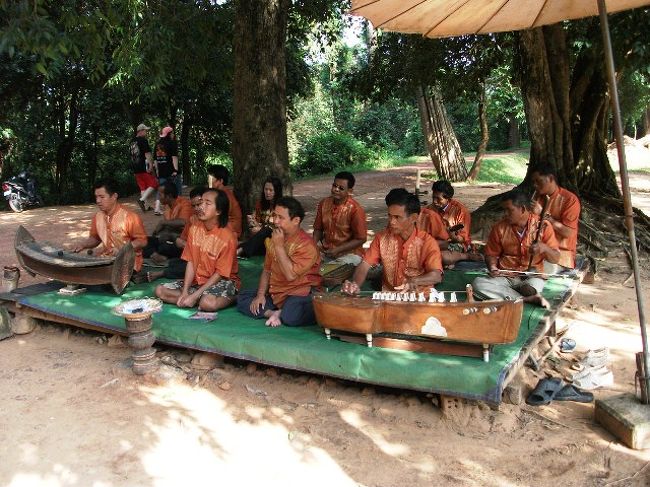 バンテアイ・スレイ：中央祠堂の裏側の辺りで演奏中