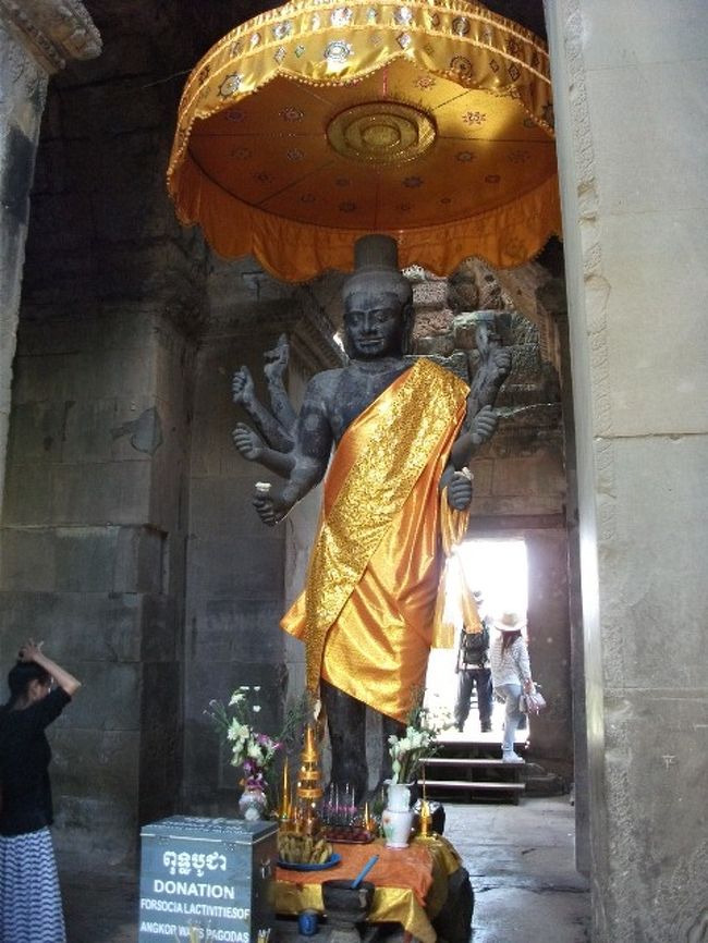 アンコール・ワット：西塔門のヴィシュヌ神