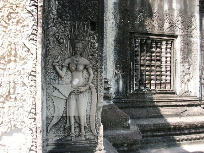 アンコール・ワット：西塔門辺りのテヴァター(女神)またはアプサラ(踊る天女)