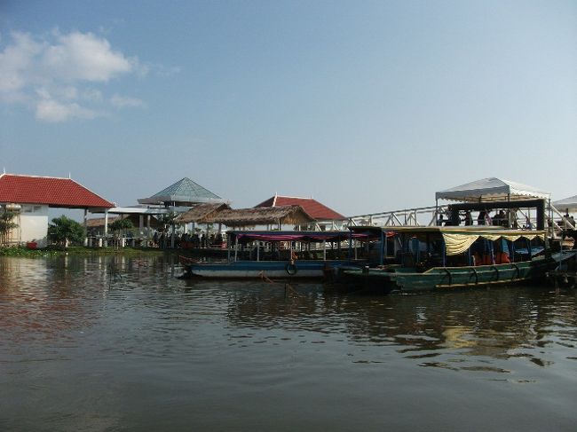 3日目(10/23)：前日申し込んだトンレサップ湖ツアー(半日：$20)<br />シェムリアップ(トゥクトゥク)→トンレサップ湖へ<br />小型ボートで一人貸切ツアー。快適。<br />