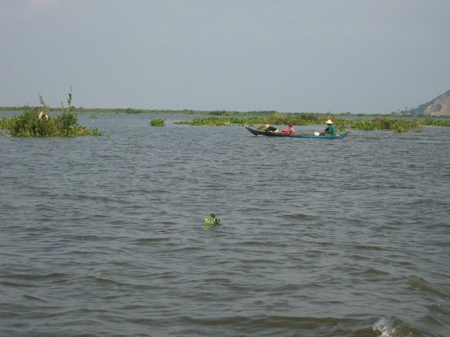 シェムリアップ湖<br />雨季もあり、見渡す限り水面。
