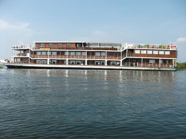 トンレサップ湖：ガイドがこの船はベトナムからの船<br />