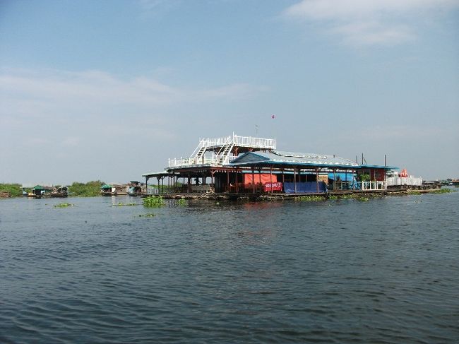 トンレサップ湖：ワニの養殖所へ(写真の建物が養殖所)