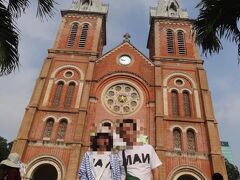 サイゴン大教会の前で