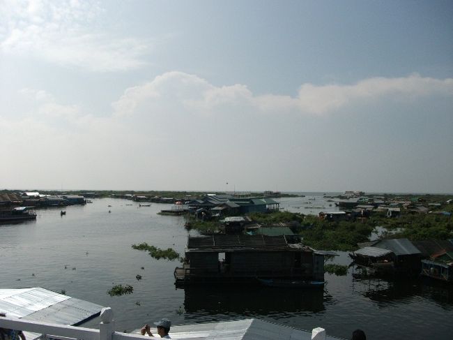 トンレサップ湖：ワニの養殖所の屋上からの眺め
