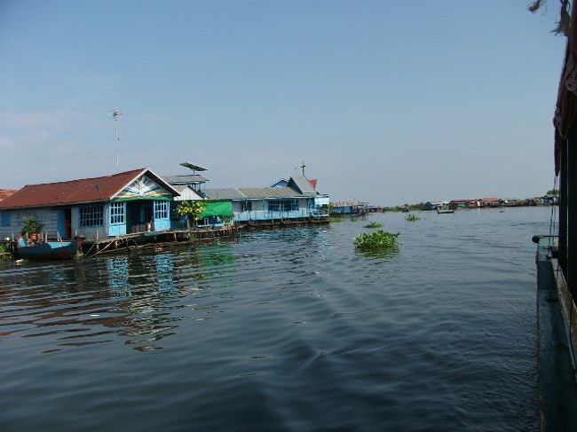 トンレサップ湖：ガイドが「キリスト教が運営している学校があるので、その店(写真)で文房具を買って寄付してほしい」と言われた。$10の文房具を買った(その文房具の価値は数百円程度だと思う)。結局、大半の利益を得るのはこの雑貨屋とガイドとボートの操縦士かとも思ってしまった。
