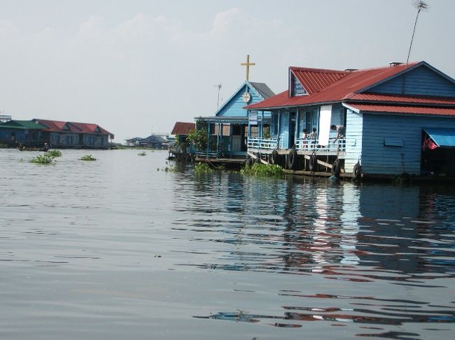 トンレサップ湖：雑貨屋の向かいにある学校へ行き、文房具を寄付した。<br />校長先生や生徒も喜んでくれた。今度来ることがあれば、寄付できるものを持ってきてこのツアーに参加して、この学校へ寄付できればとも思う。