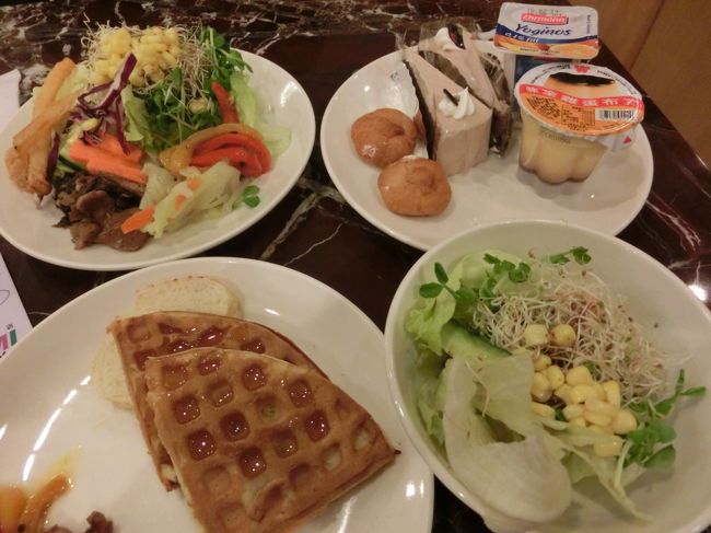 8:00　ブッフェの朝食<br />今日は洋食中心（これは２人分）<br /><br />食べ終わったら、急いで出発