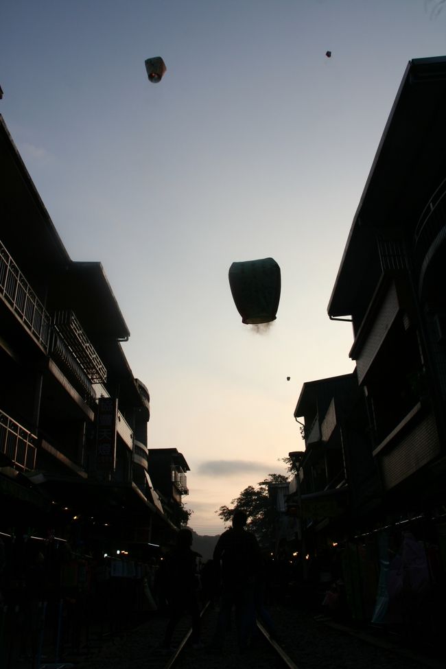 十分駅の戻ってきました<br />まだまだ、多くの天燈が上がっている<br /><br />シルエットが美しい、お気に入りの一枚