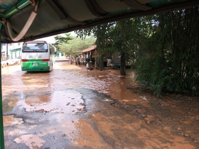 トンレサップ湖の船着き場 → シェムリアップの幹線道路<br />シェムリアップ中心に近づくにつれて、浸水が浅くなる。<br />幹線道路と言っても、舗装がはがれているため、ガタガタ道。