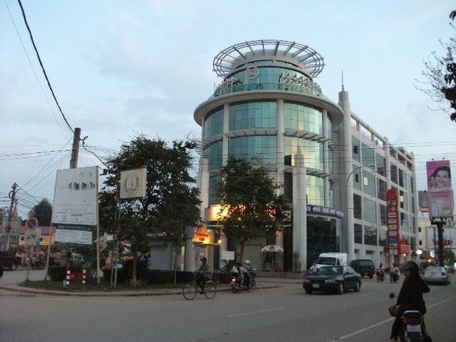 シェムリアップ：近代的な建物(HISがある)