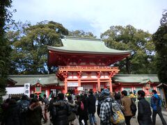 三の鳥居からは交通整理のため待ちました。
初詣客は200万人が訪れるそうですがこの日(1/3)もものすごい人でした。
慣れなのか訓練が行き届いているのか見事な交通整理でした。