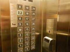 西安馨楽庭高新酒店サービスアパートのエレベーター。カードキーを挿した後７階ボタンを押す。