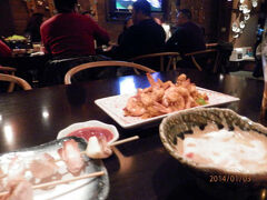 １８時半。日本料理店「ほたる初」。串ニンニクは皮付きで焼かれて、モチモチ。生春巻きのワサビで泣ける。