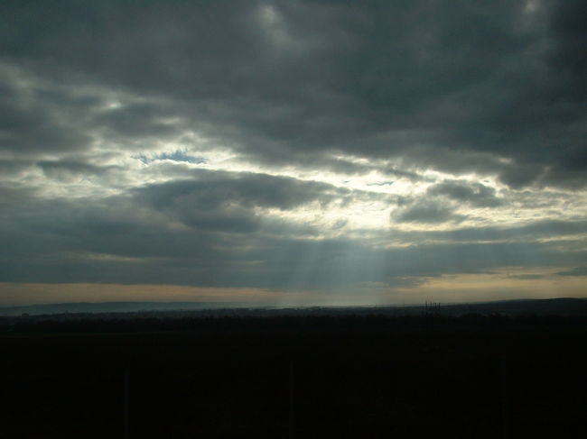 ウィーンがまだ暗いうちにバスは出発し、ハンガリーに入国したころに曇り空から陽が差してきました。