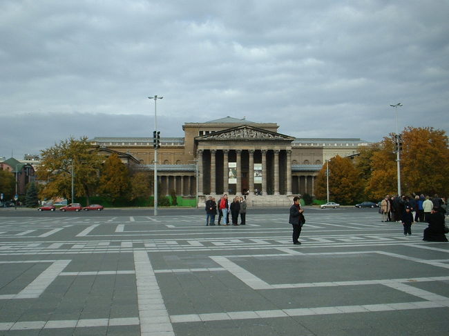 広場に向かって左側にはブダペスト国立西洋美術館が見えます。