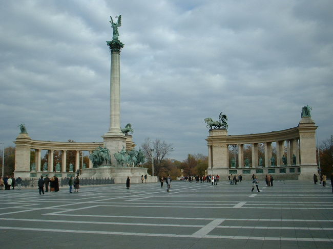 路線バスを兼ねていたのでブダペストに入ってから数か所のバス停で乗客を降ろした後、英雄広場に到着。ガイドに連れられて観光地巡りのスタートです。