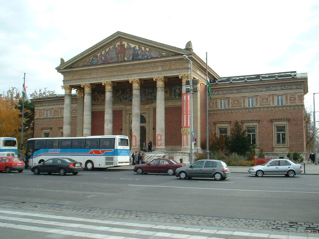 右側には現代美術館ミューチャルノクが見えます。広場に20分ほど滞在し、昼食時間を挟んで、次の場所にバスで移動です。