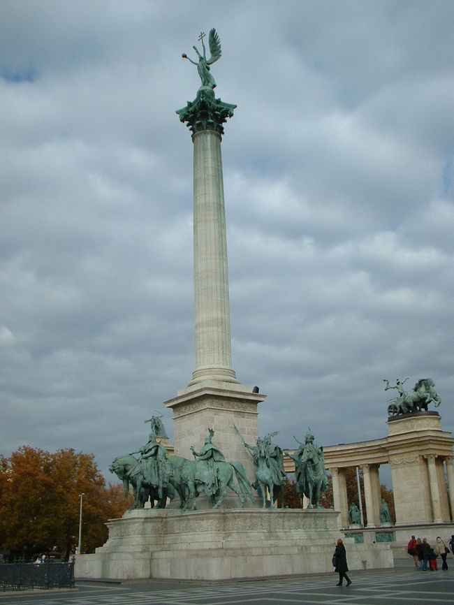 広場中央にそびえる柱のアップです。