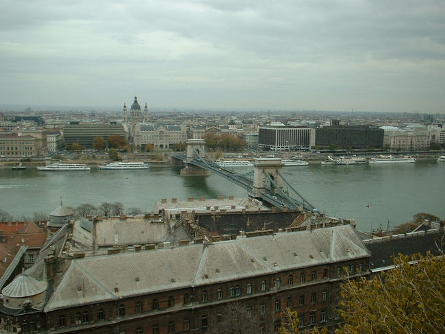 午後は、ブダ城からスタート。ドナウ川に架かるセーチェーニ鎖橋が見えました。