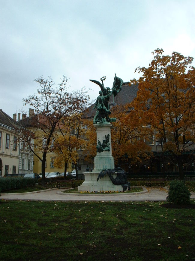 聖堂の前の広場に、三位一体像が見られました。