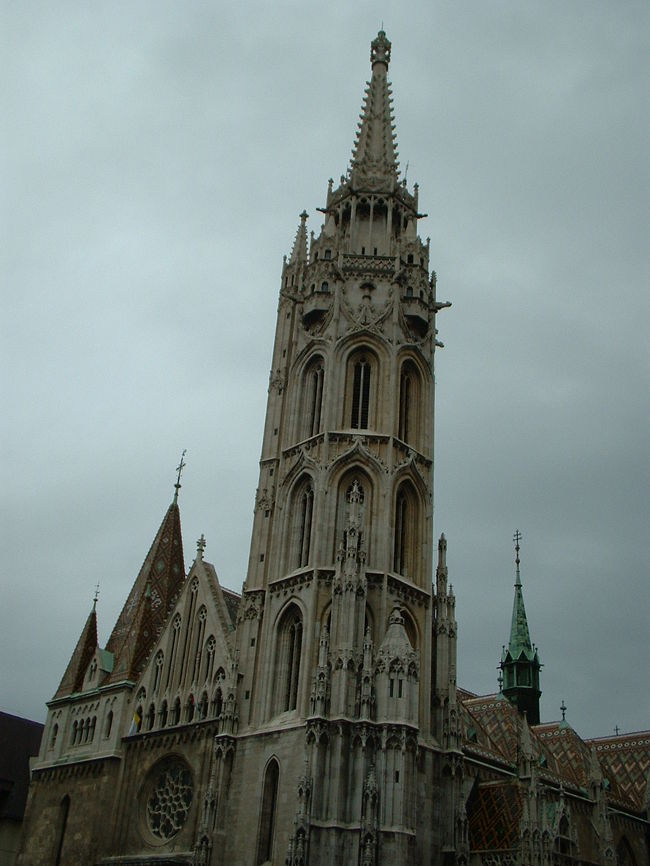 マーチャーシュ聖堂の目の前で来ました。最初は聖母マリア聖堂と名付けられたものの、後に高さが80mの尖塔の増築を命じたマーチャーシュ1世の名で現在は呼ばれているのだそうです。