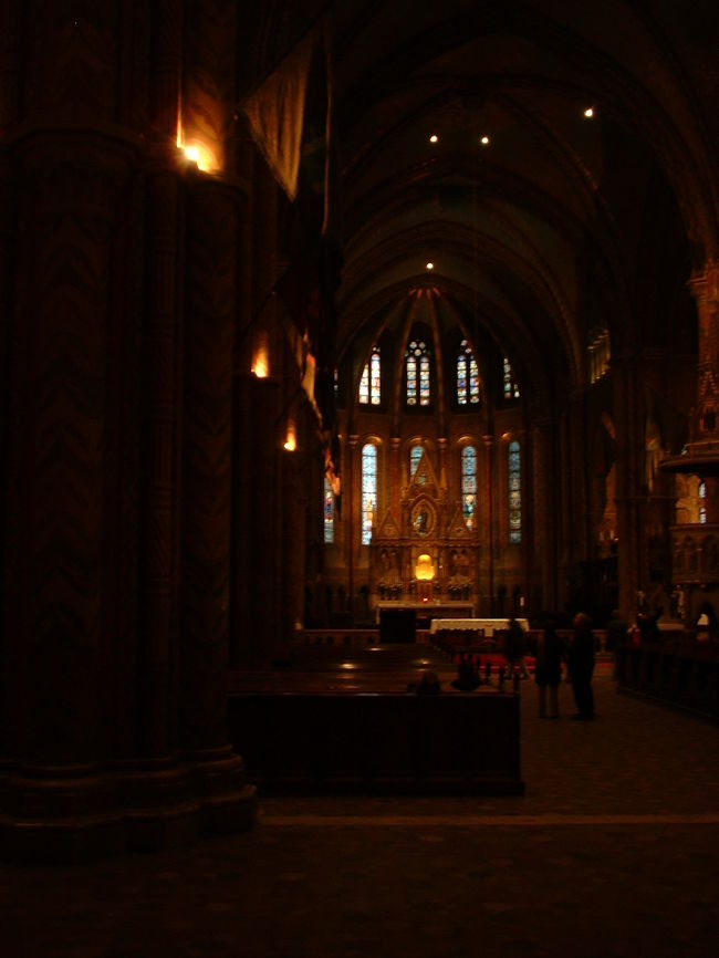 聖堂の内部です。中央に主祭壇が見えます。