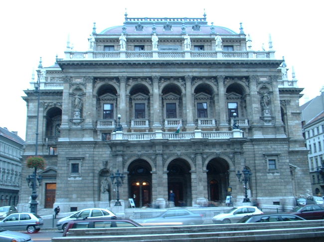 最後に訪れたのは、ハンガリー国立オペラ座。外から見ただけです。