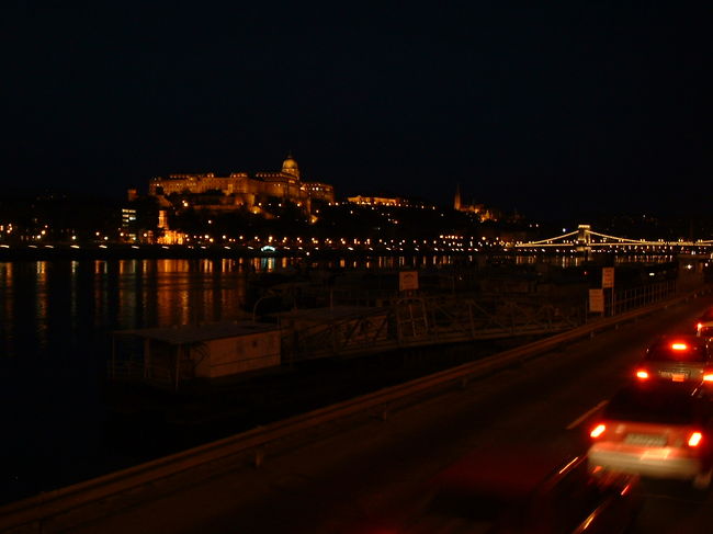 ウィーンに戻るバスが到着するまで、ドナウ川を挟んでブダ城とマーチャーシュ聖堂、それにセーチェーニ鎖橋がライトアップされた姿を見ていました。
