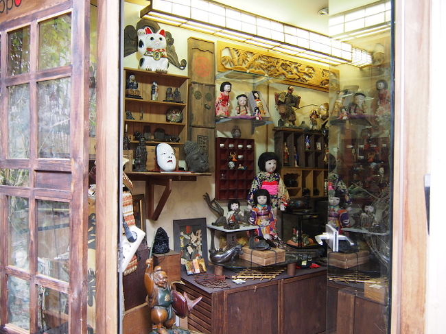 路地に入るとすぐの店。<br /><br />んぁ？！<br /><br />見上げると・・・・