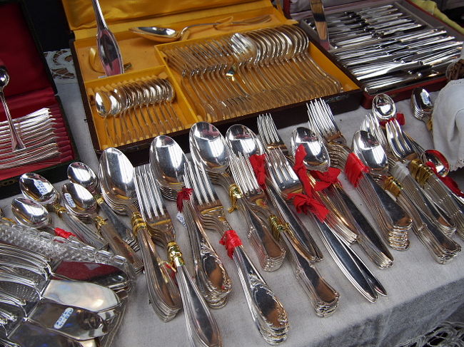 思わず凝視する。<br /><br />なぜか6本ずつぐらいで、束ねられているカトラリー。<br /><br />ウチは夫婦ふたりだし、せめて4本ずつとかさぁ・・・(笑)<br /><br />フォークとナイフとスプーンがそれぞれ欲しくても<br />これじゃずいぶん買わないとダメだねぇ。<br /><br />もうちょっと“小売り”してよ！(爆)
