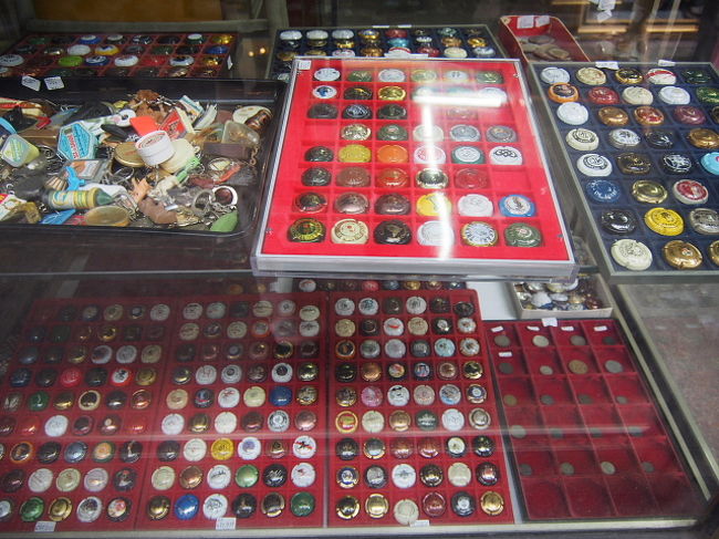 ミュズレ・・・シャンパンの王冠のコレクション。<br /><br />コレは自分で呑んだのじゃなければ<br />意味が無いよなー(笑)<br /><br />見ていると、だんだんおかしくなってくる(爆)