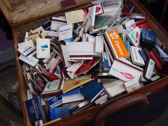 こうなるともう、限りなく「ゴミ」に近くなってくる(爆)<br /><br />わたしの持ってる、ちょっと変わった居酒屋のマッチを<br />持ってきてやればよかったよ。<br /><br />きっとこの中では、和風なマッチは、映えるコトだろう(笑)