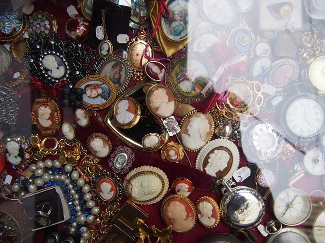 どの程度の価値なのか、わたしにはさっぱり分からない。<br /><br />でも、なんだかとてもキレイ。