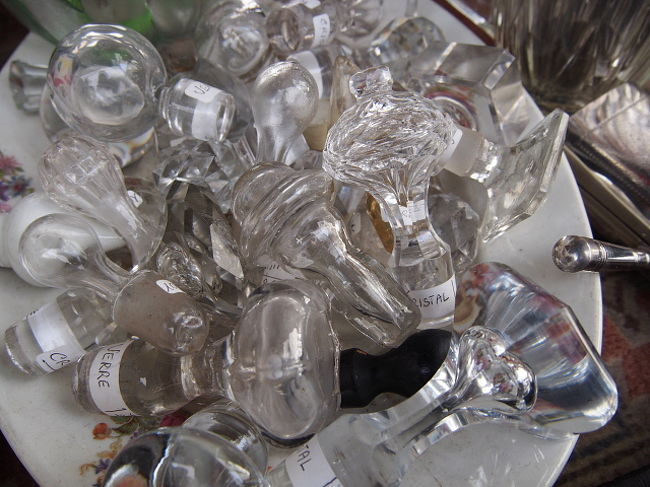 水差しの・・・フタ？<br /><br />なんだろう？キレイだなぁ〜って・・・<br />よく見たら、全部フタ！<br /><br />おいっ　本体はドコ行った？！(爆)