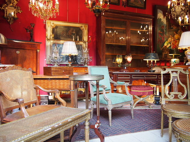 今度は家具屋さんが増えてくる。<br /><br />コドモの頃読んだ本・・・・お化けが出るお屋敷にある、<br />不思議なアンティークの机を思い出す。<br /><br />子供心に、素敵に古びた、外国の机の魅力を<br />今でも忘れられなくて(笑)