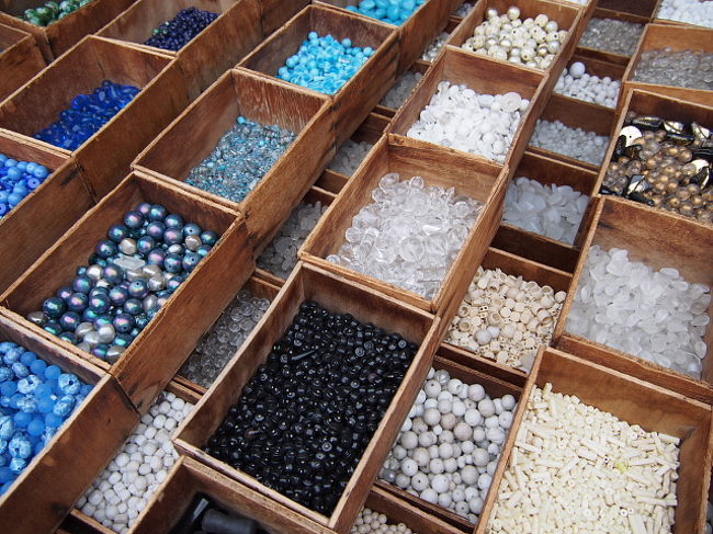 角にあるビーズ屋さん。<br /><br />ビーズをどうこうする趣味も器用さも無いが<br />このディスプレイに心惹かれる。