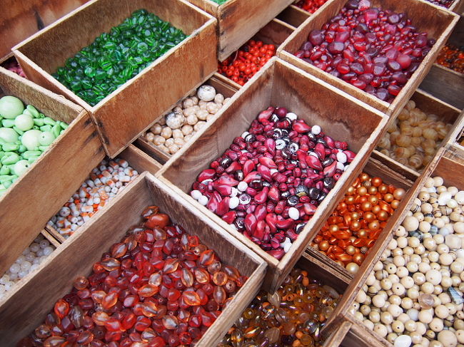 子供の頃に、おばぁちゃんが<br />タッパいっぱいにためたビーズをくれて・・・・<br /><br />あんときは、あれこれ遊んで<br />嬉しかったことを、久しぶりに思い出す。